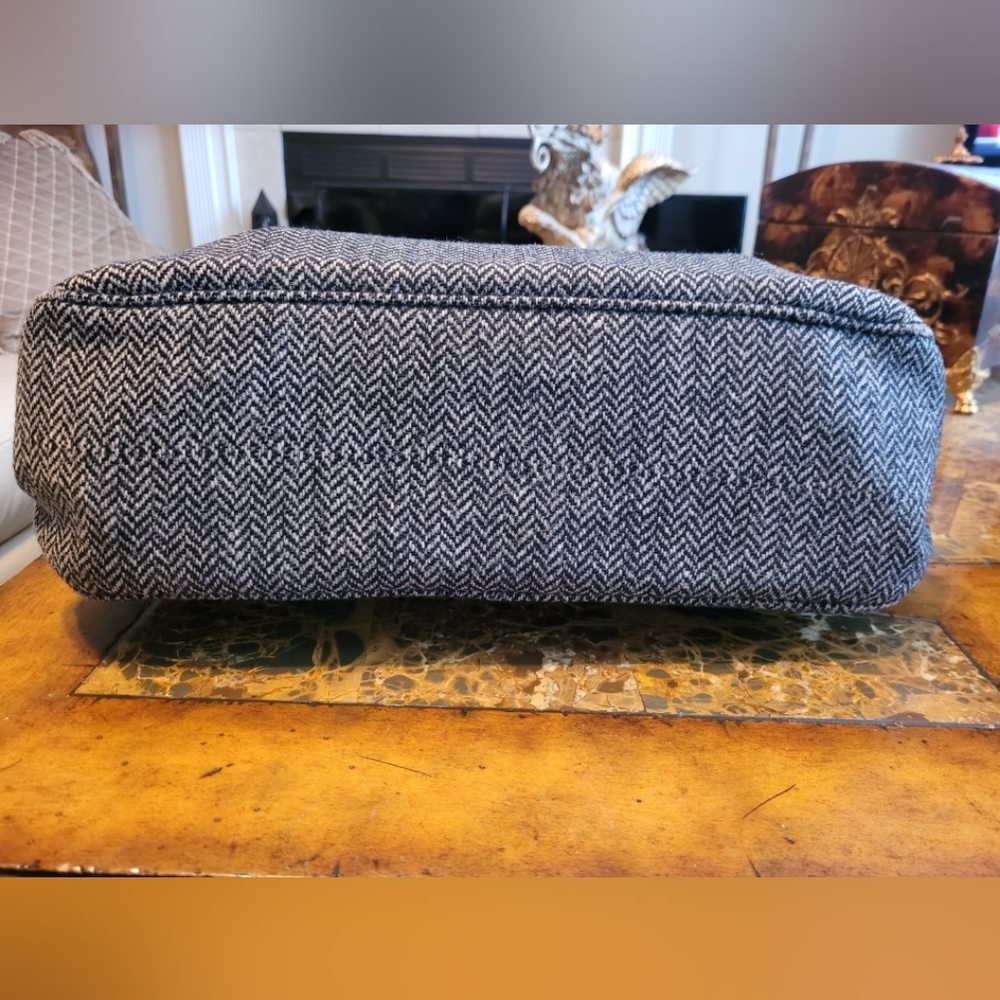 BURBERRYS Chic Black and White Herringbone Tote Bag - Picture 6 of 9